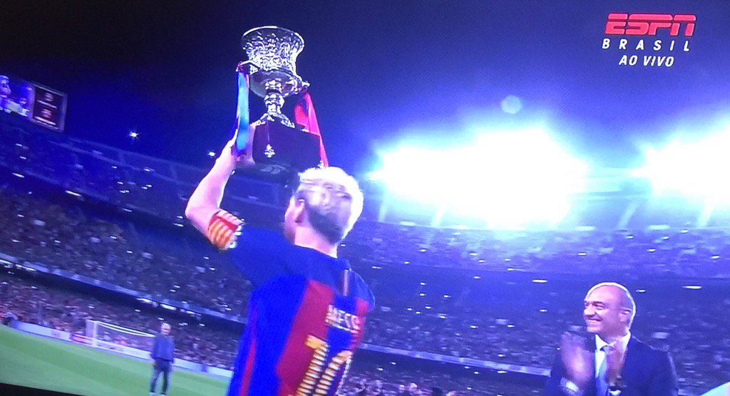 2010MisterChip's tweet photo. IMAGEN PARA LA HISTORIA: ES LA PRIMERA COPA QUE LEVANTA MESSI COMO CAPITÁN EN TODA SU CARRERA PROFESIONAL. https://t.co/QAfnILdRbS