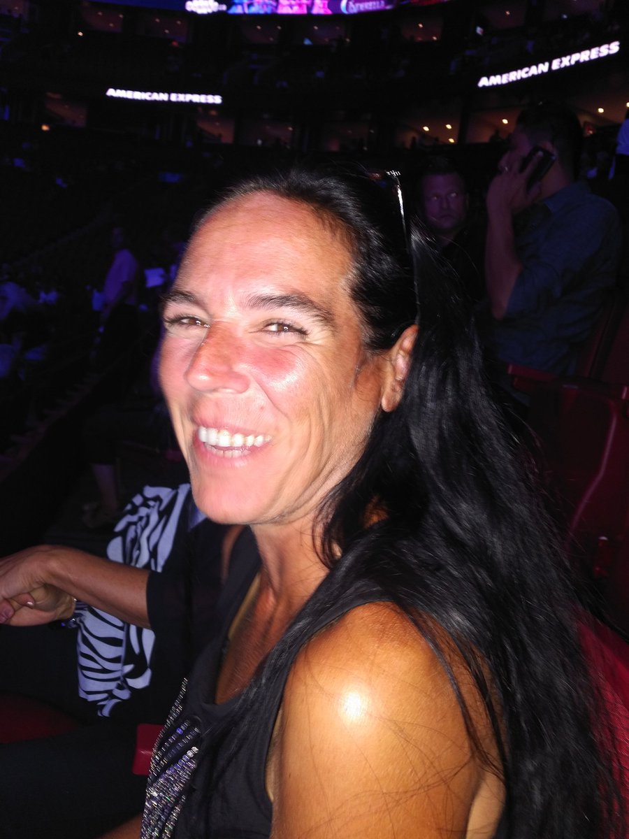 camionsFord's tweet photo. Au centre Bell #CelineDionMTL https://t.co/YhU4pAImAl