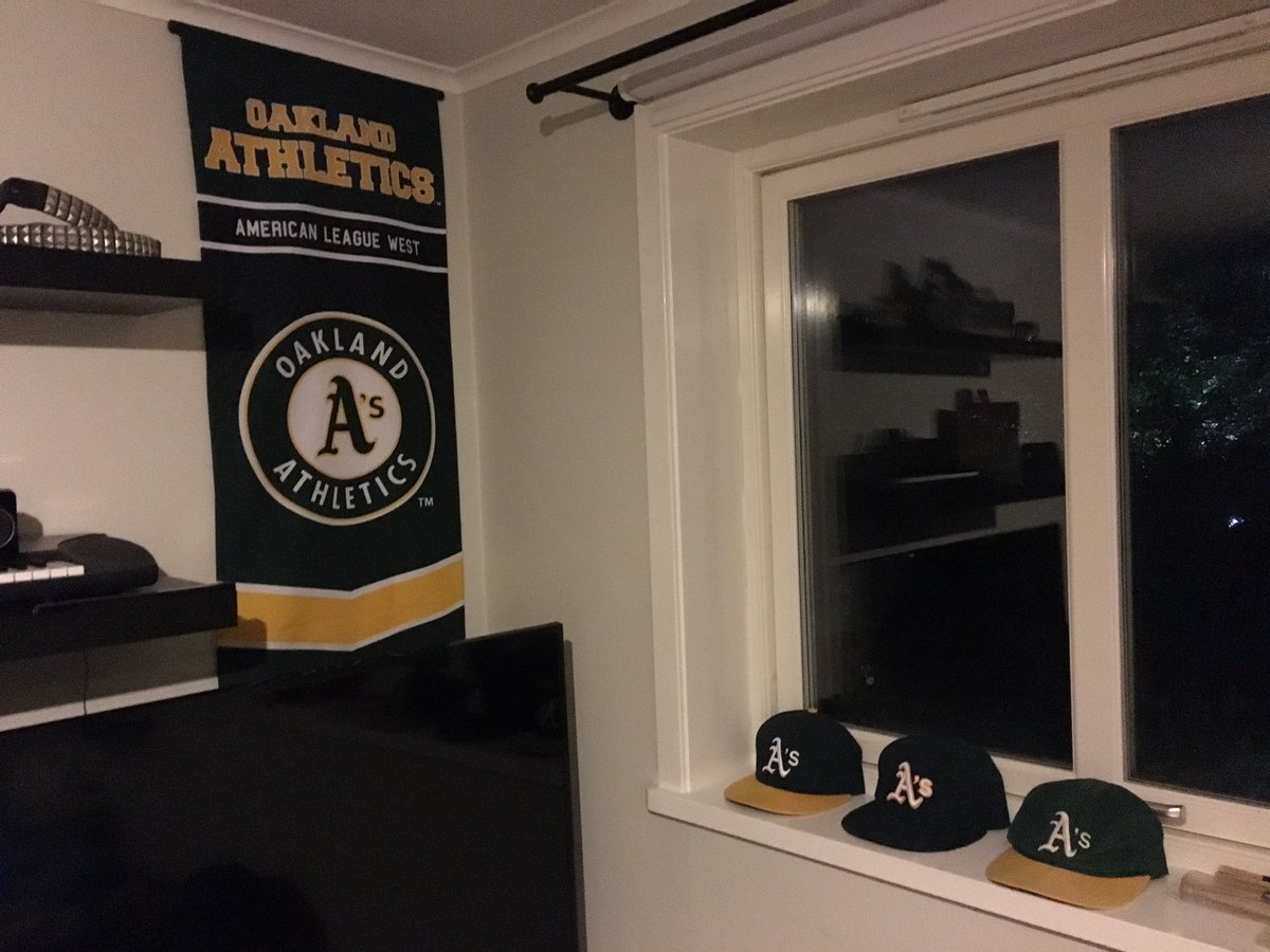 leftOver_47's tweet photo. Remade a little in the bedroom ⚾️❤️ gotta show love and support for my @Athletics how do you like the #GreenCollars? https://t.co/x6YIZDnBWU
