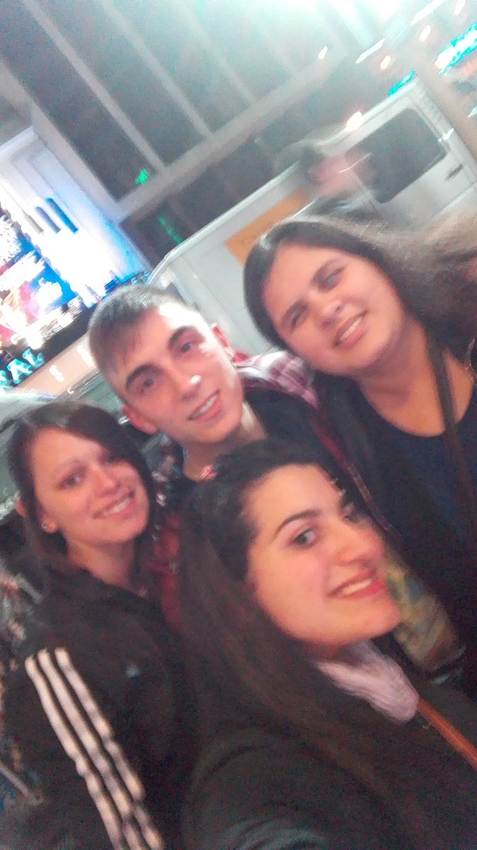 polaca_brenda's tweet photo. Selfi con las chicas y @johnylanus  a fuera del averno 😁😁 https://t.co/ZDPum9H4ve
