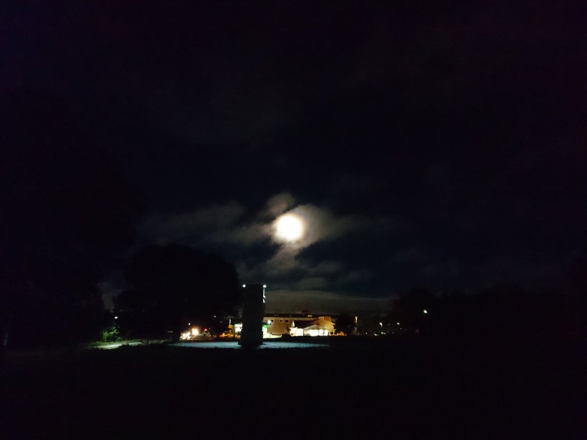 bedford_driver's tweet photo. Pretty awesome moon over Hammonds Plains right now. #moontweets https://t.co/KVEcPBo7dT