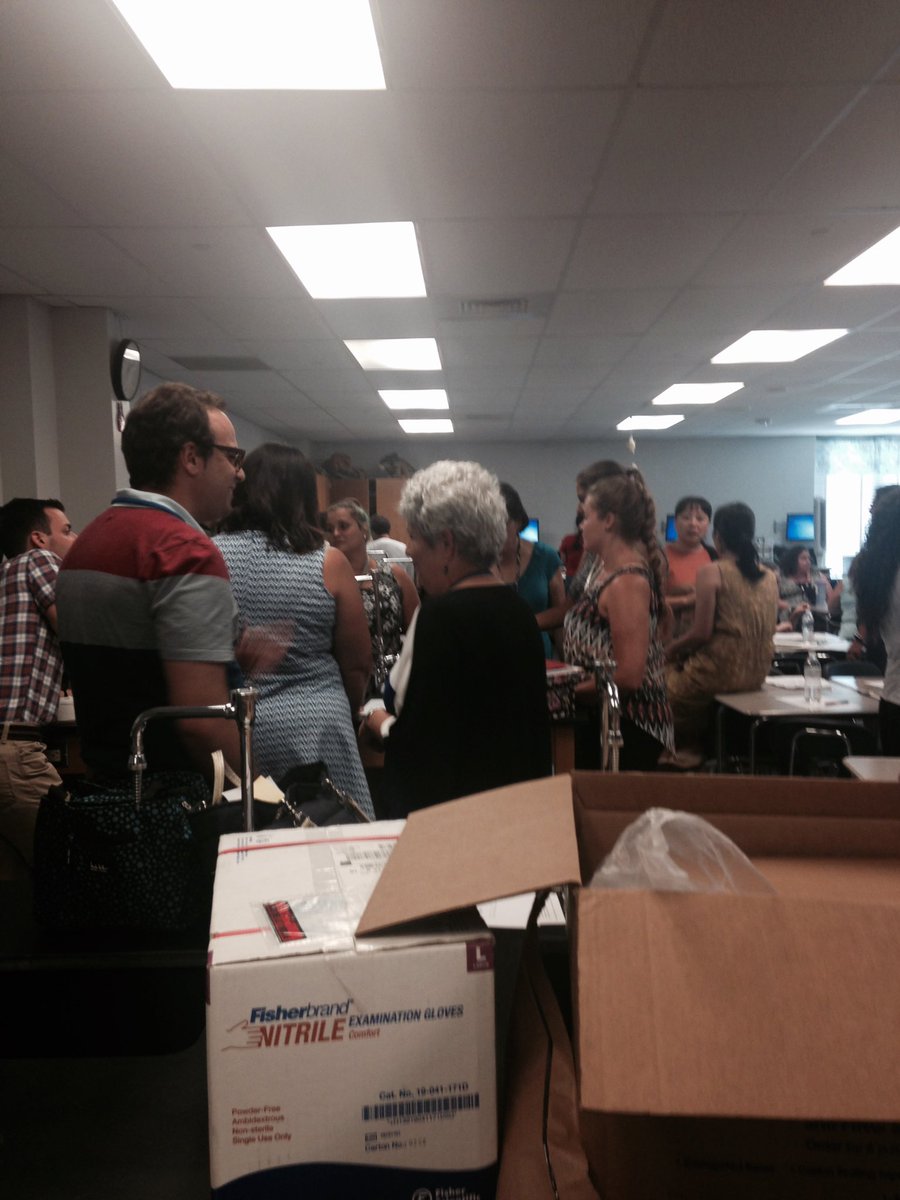 aacpswcl's tweet image. That&apos;s a busy bunch of WCL teachers learning! SRHS session- #notechneeded