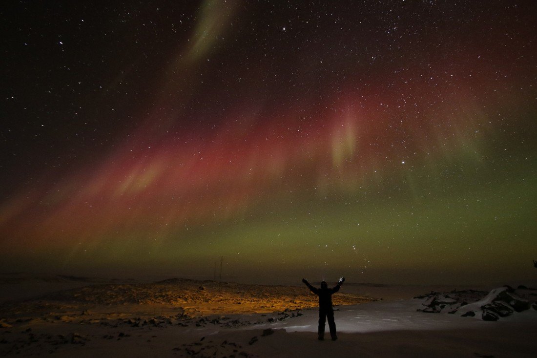 BOM_au's tweet photo. Working in Antarctica has its perks! Twitter chat w/ BOM's Aaron Stanley 12-1pm via @AusAntarctic #icytweets #aurora https://t.co/Yp0mU9n16v