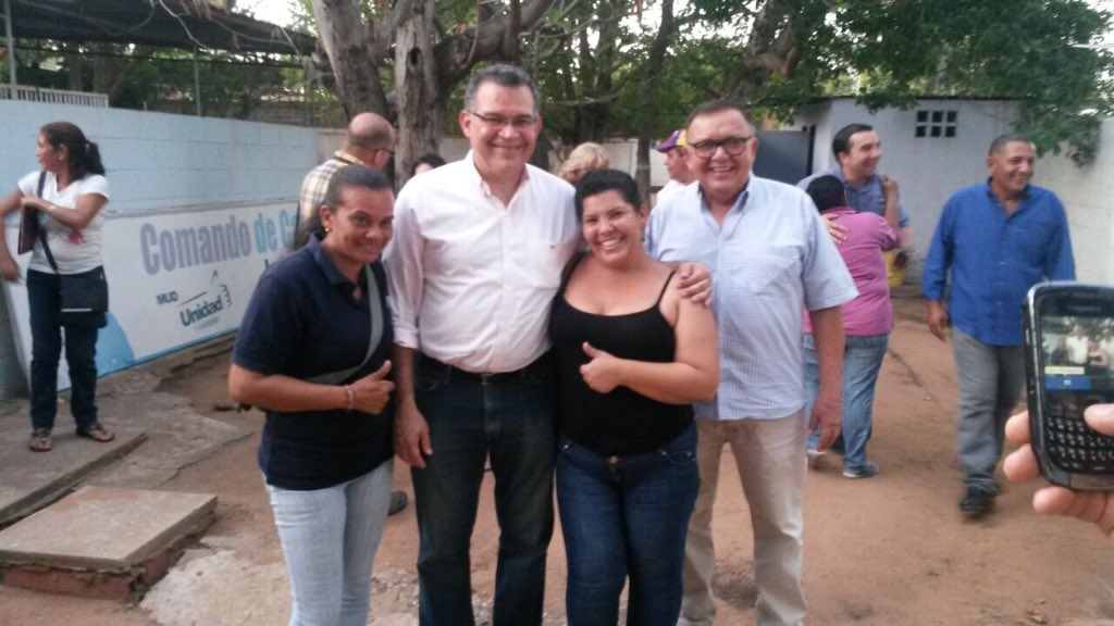 ENRIQUEMARQUEZP's tweet photo. Esta tarde me reuní con el equipo de @PartidoUNT en el Sector Los Robles. Aquí en el Zulia #VamosPorEl20 https://t.co/eas46xfH6g