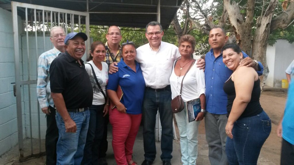 ENRIQUEMARQUEZP's tweet photo. Esta tarde me reuní con el equipo de @PartidoUNT en el Sector Los Robles. Aquí en el Zulia #VamosPorEl20 https://t.co/eas46xfH6g