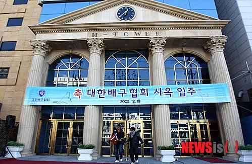 배구협회 돈없다며 선수들 김치찌게 회식시키고, 비행기 4번에 나눠서 귀국하고...
배구협회 2009년에 130억짜리 건물 180억에 매입. 
MB 심복 임태희 개시끼야~ 50억 어따 해쳐먹었냐? 이게 나라냐?