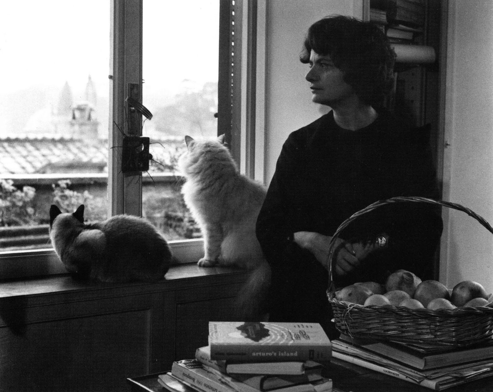 Twitter पर Sanda 粗忽長屋 イタリアの作家アルベルト モラヴィアの最初の妻で作家のエルサ モランテ シャム猫2匹とほかにもたくさん 作家と猫