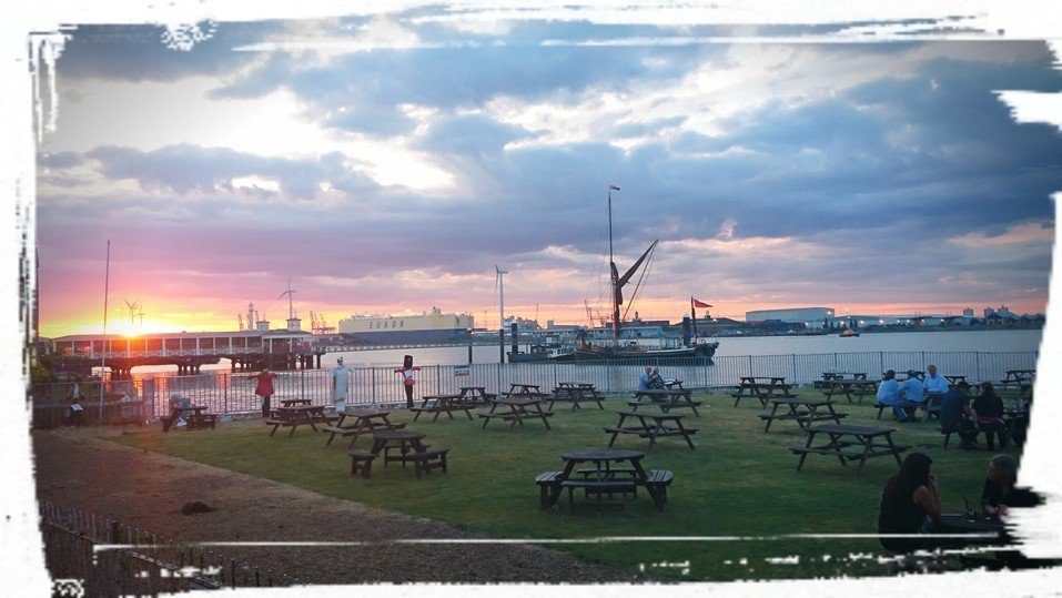 ClarendonRoyalC's tweet photo. #Sunset #RiverTerrace #NoBetterPlace #SunsetDrinking #Gravesend #Kent #AsTimeGoesBy #Thames https://t.co/sQ7PG0Wgyy https://t.co/4TAXgp2XZr