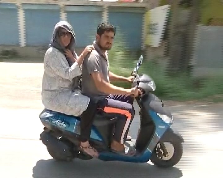 BDUTT's tweet photo. For Kashmir curfew days &amp; when car drivers refuse to go further- a scooty &amp; a kind young man to the rescue in Budgam https://t.co/OCvvKfZEHO