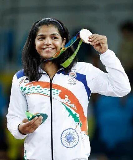 #SakshiMalik ke gale me medal kitna 'Sobha De' raha hai na !!! #HappyRakshaBandhan