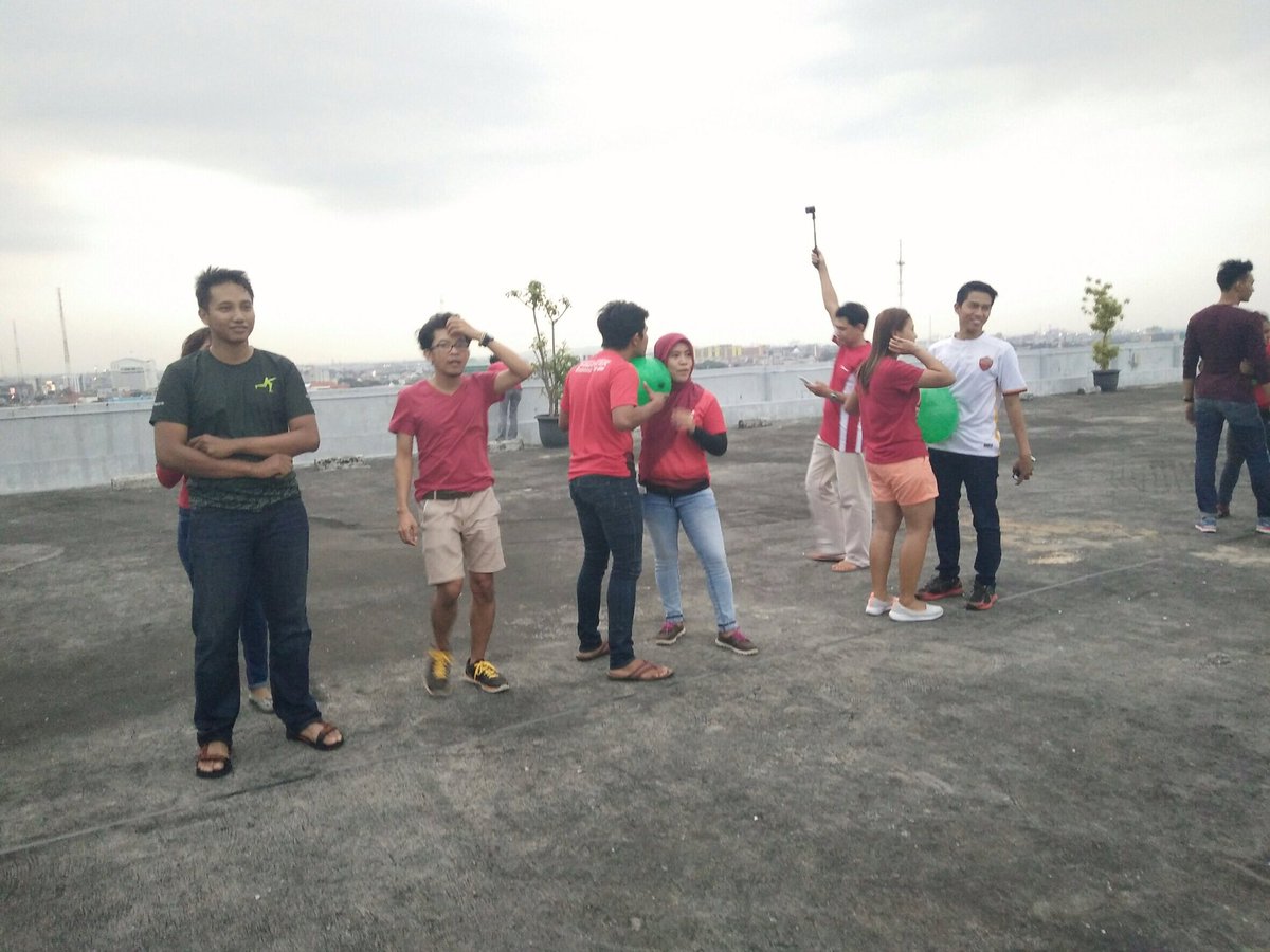 17an gak seru dong klo gak ada lomba. Kita juga ngadain lomba. Salah satunya lomba kempit balon ini.Seru! #ndos17an