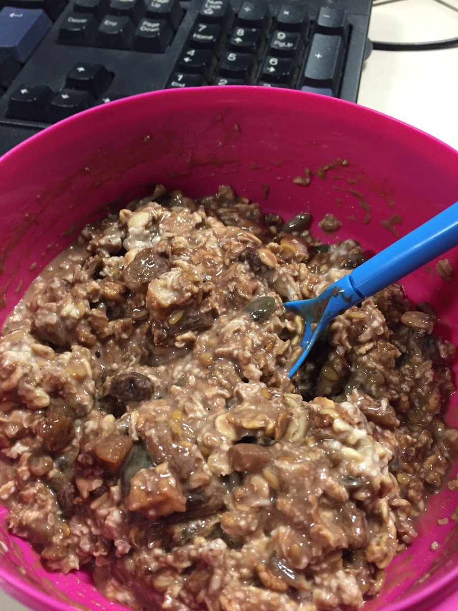 vanderhayes's tweet photo. Changing up #brekkie with gluten free overnight oats, almond milk and some @PROGENEX. #eatclean #CFdiet #wodfuel 😋 https://t.co/9wWLfKJfRi