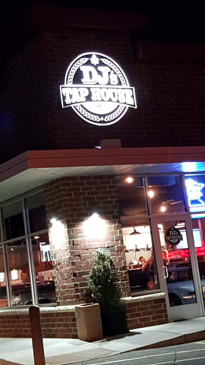 cfrieler's tweet image. Great pretzel sticks and wings @DJsTapHouse!!! First time visiting tonight, definitely will be  back! @datenight