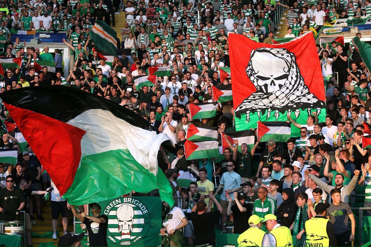 Bongtv_com's tweet photo. Meski sudah dilarang, namun suporter Celtic tetap mengibarkan bendera Palestina. Hukuman menanti dari UEFA. #LastRT https://t.co/shh4rkVFp4
