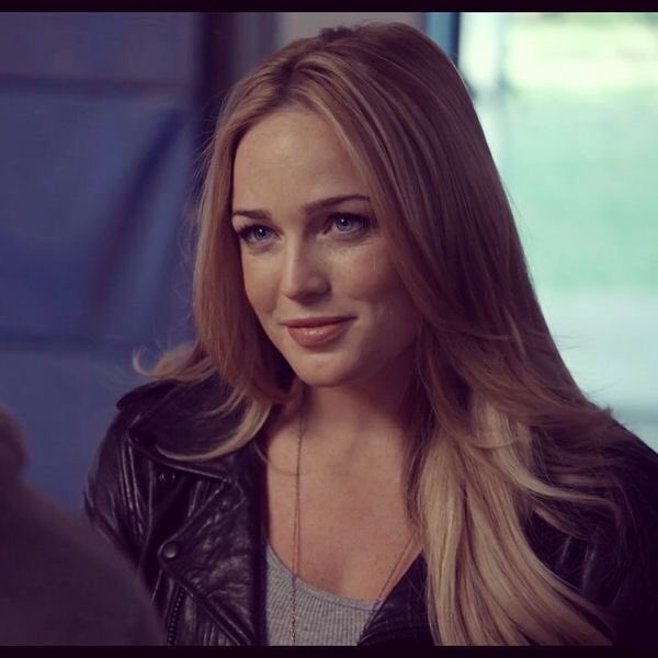 FlashPll's tweet photo. RT if you love @caitylotz @CW_Arrow https://t.co/SZtmyIxJrw