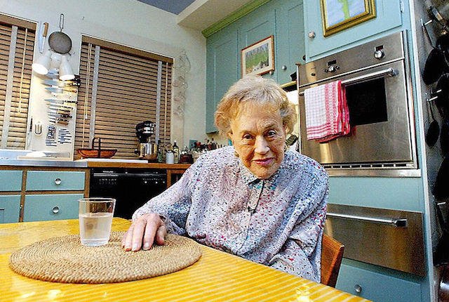 mental_floss's tweet photo. 15 Delicious Facts About Julia Child โ https://t.co/eBnopnLeQH https://t.co/EK49SpTI1F