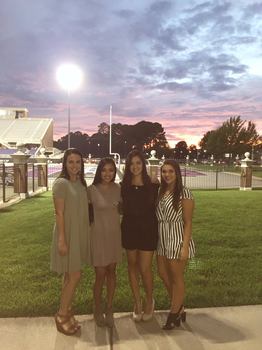 that_ash16's tweet photo. Happy that I got to spend my birthday with these sweet girls 💜💜 https://t.co/ADdi1UUSqS