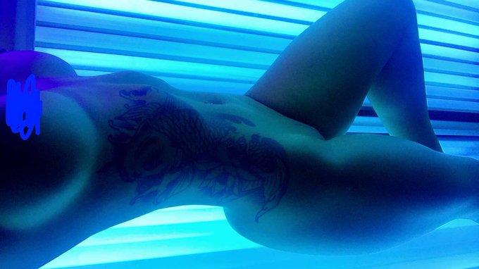 #suntan #californiatan #tanningbed #body #curves #tan #tattoo #tone #bigtits #ass #thighs #summer https://t
