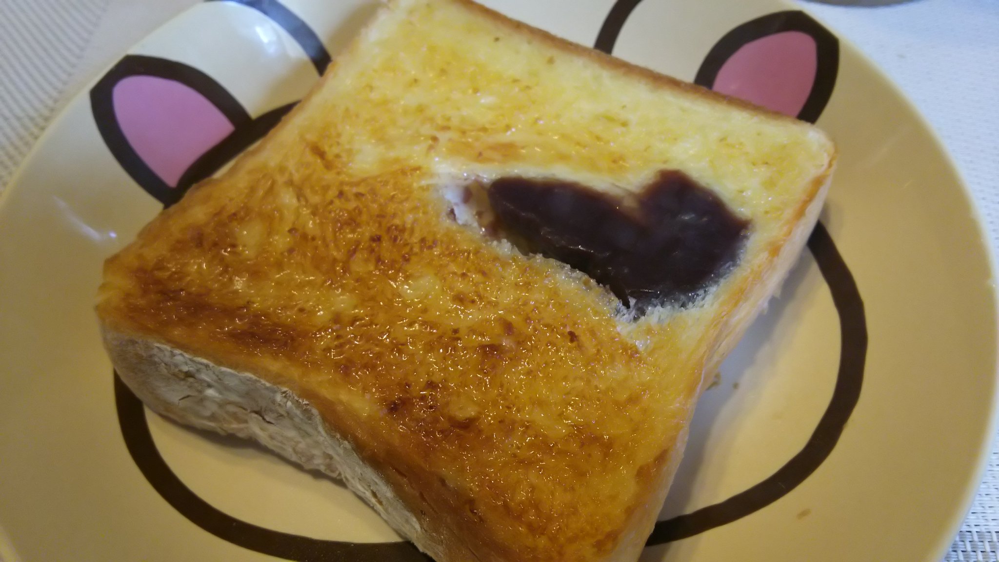 あき ハートブレッドアンティークの北海道あん食パン トーストにしてバター塗ると美味しいらしいので食べてみた カロリーが気になりすぎる でもチョコマーブルよりは低いかな T Co Hiq4mmmzun Twitter