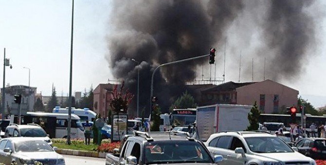 News_Executive's tweet image. UPDATE: At least 3 dead, 50 wounded after the explosion on a police station in Elazıg #Turkey