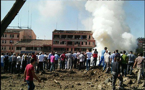 News_Executive's tweet image. UPDATE: At least 3 dead, 50 wounded after the explosion on a police station in Elazıg #Turkey