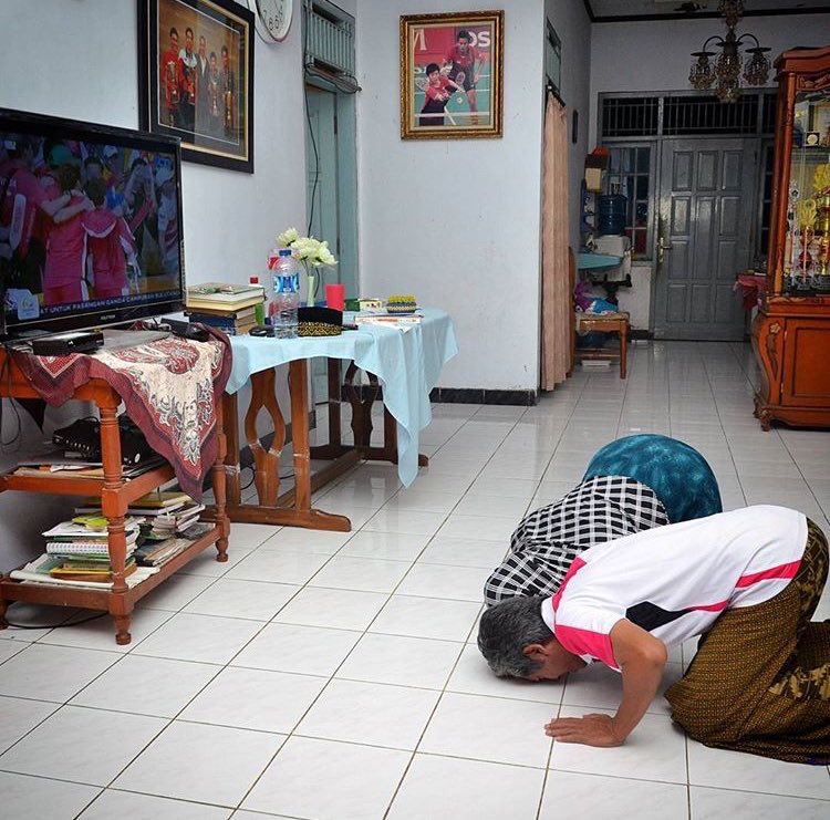 Kedua orang tua Tontowi Ahmad sujud syukur saat Owi/Butet raih kemenangan. 📸 Agung Firmansyah, RY <a href="/AdibHidayat/">Adib Hidayat</a>