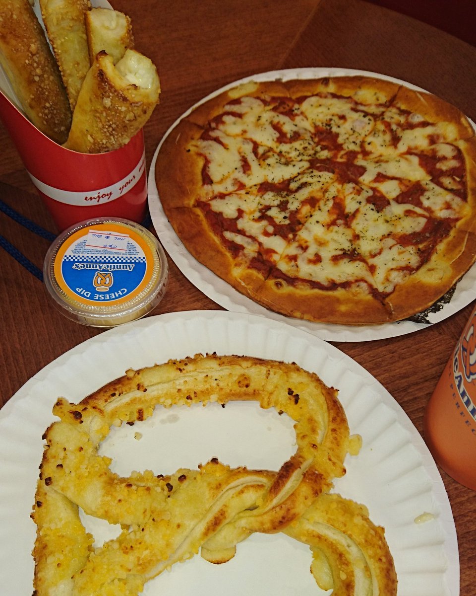 tweetymamsy's tweet photo. We deserve this treat after the three late admissions. Post nyte duties. Thanks #koay #maita #sylvia 😋 @AuntieAnnes https://t.co/HM8ctPuh8R