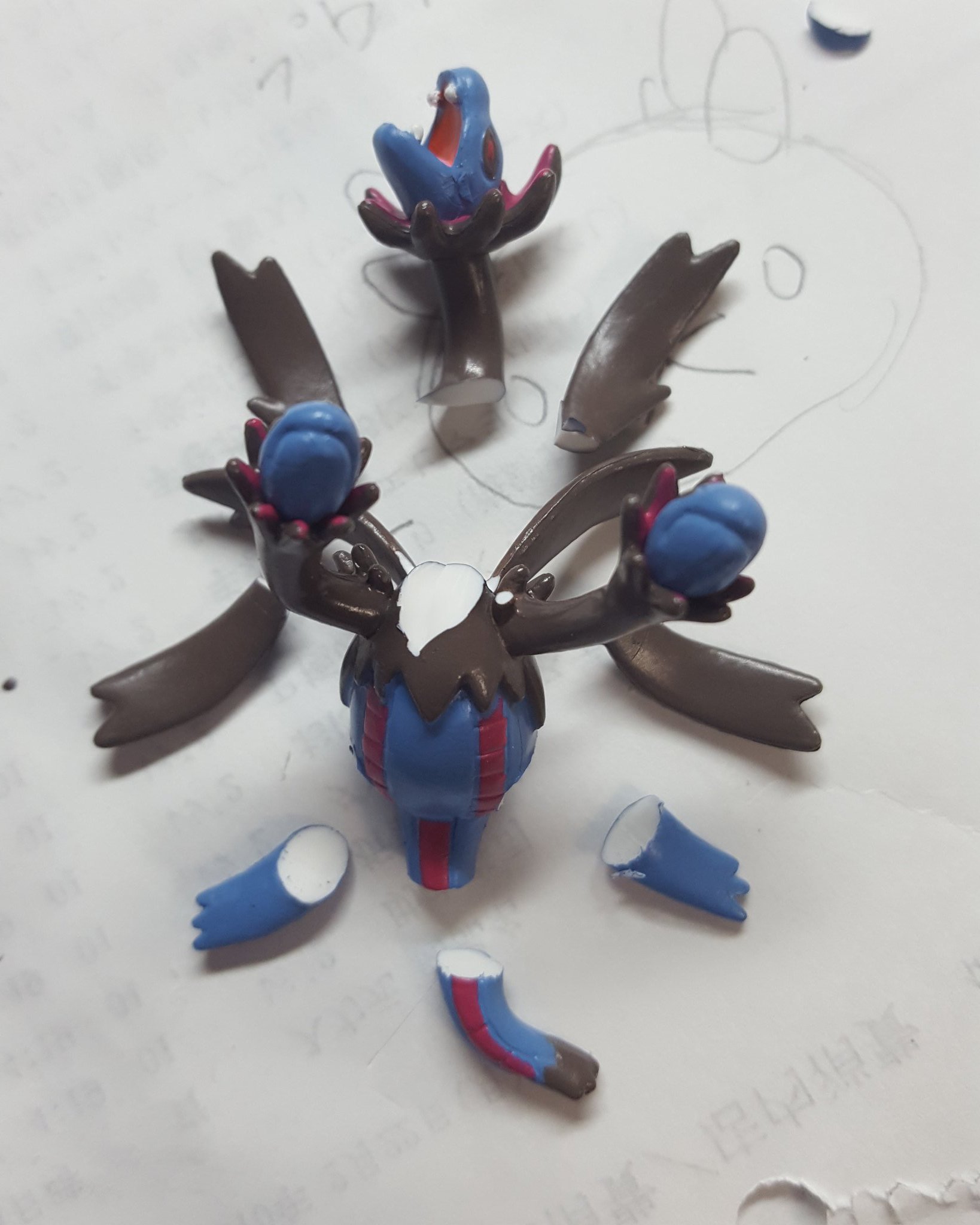 すくなめ クリッピングフィギュアサザンドラ 立ポケサザンドラより一回り小さいから進化前であるジヘッド化の素体に丁度いいのでは と思い至り ザクザク切り進めていたんだけど T Co Zuekzrqmn4 Twitter
