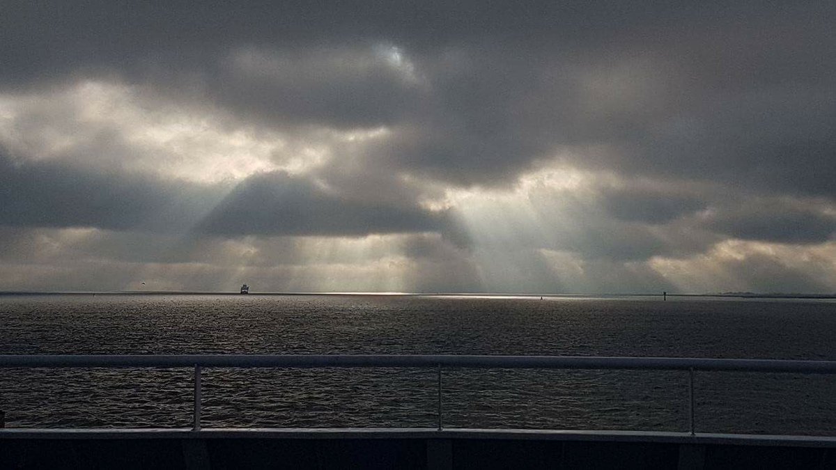 Mit der Grete der ☀️ Sonne entgegen. Ganz weit am Horizont ist die Anne-Marie zu sehen. (Foto: <a href="/Penelope_DL/">Penelope</a>) [os] ⚓️