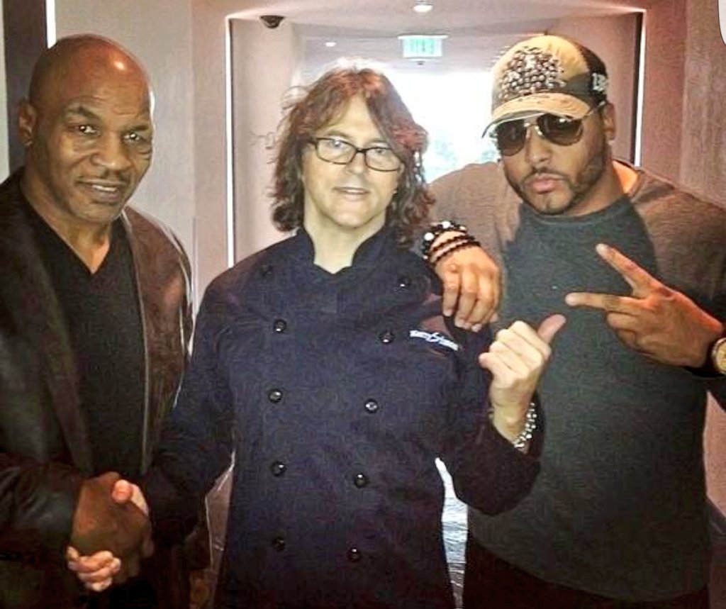 OfficialAlBSure's tweet photo. #TBT #HeavyWeightChampion @MikeTyson &amp; @OfficialAlBSure w/ Late @IronChefAmerica Legend #KerrySimon #RIP @VegasNews https://t.co/CLkezCdWqZ