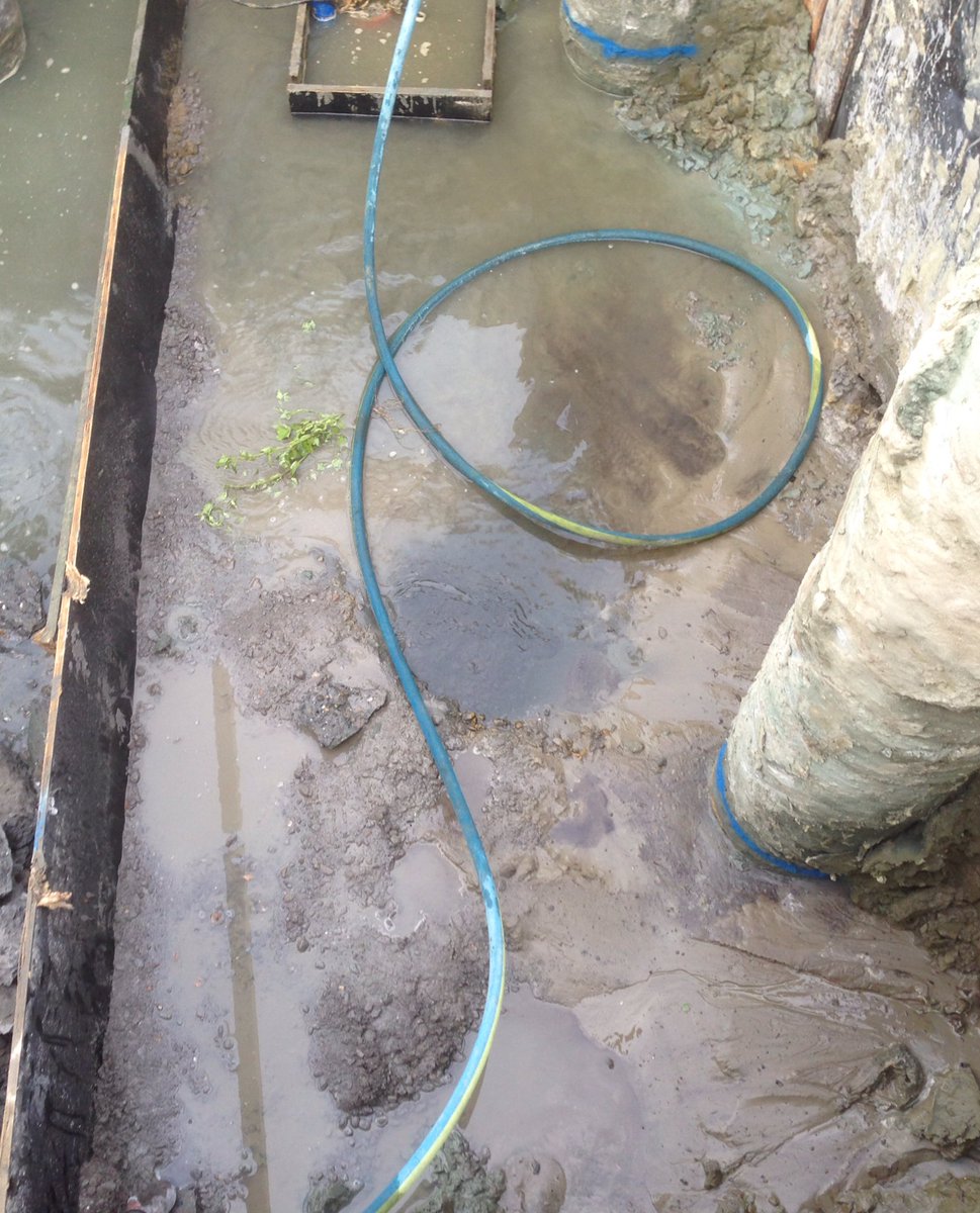 Constant gevecht met water voor werf CBO Varsenare van <a href="/Durabrik/">Durabrik</a>. Laatste liftput alweer in waterader 😨😡