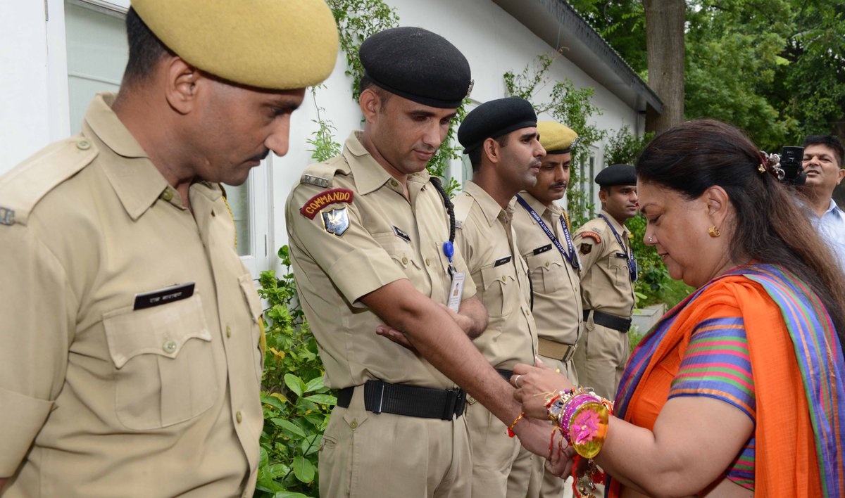 VasundharaBJP's tweet photo. पुलिस हमेशा उपलब्ध रहें, हरसंभव मदद के लिए मौजूद रहें और सदा महिलाओं की सुरक्षा के लिए प्रतिबद्ध रहें। https://t.co/WnRni63aEc
