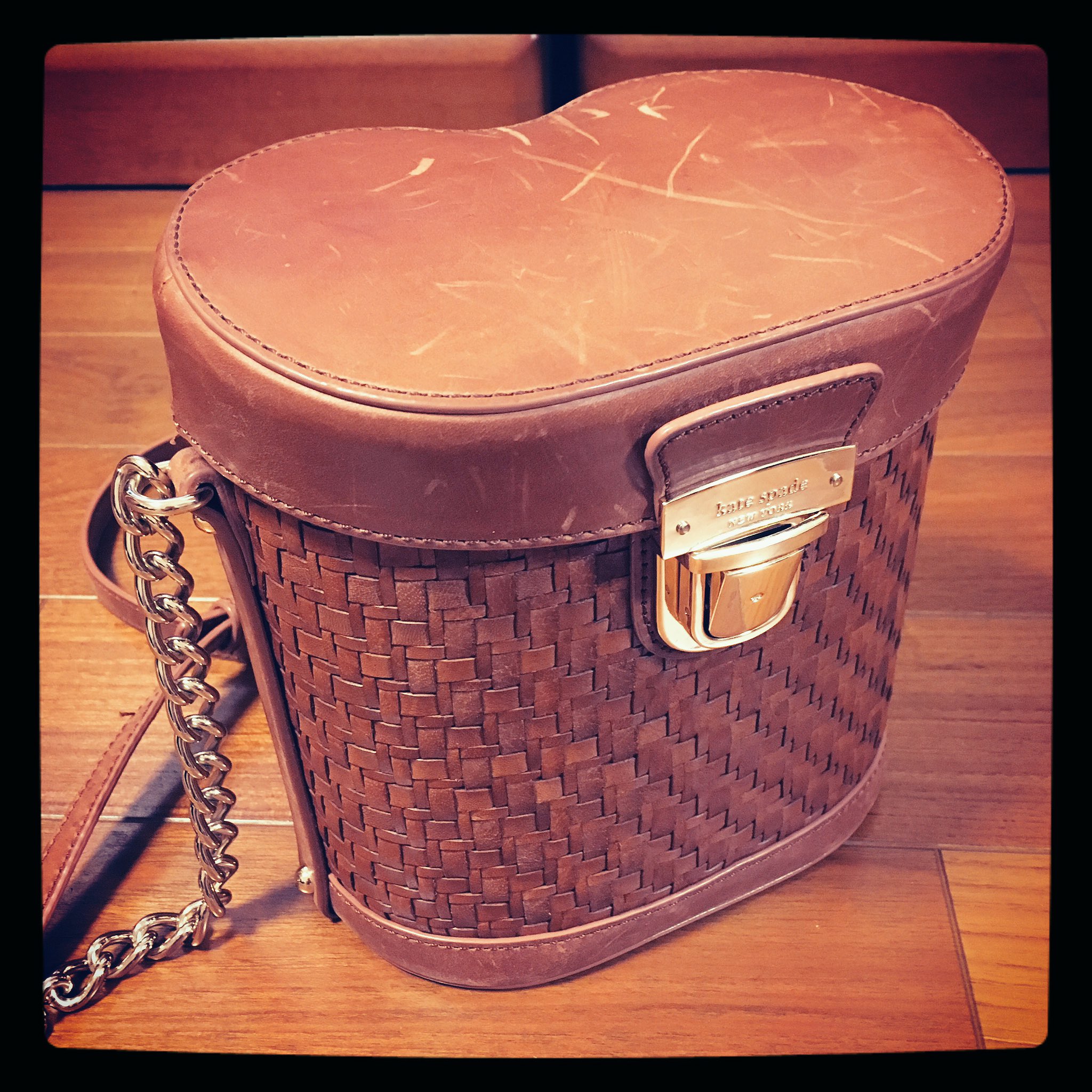 カスガイサキ 古着屋さんで見かけて 飯盒炊爨みたいな変なカバンだなぁとか思って見てたのですが じわじわ欲しくなって 長財布も入らないし傷もすごいけど 裏地が気球柄でかわいいし1900円だし まぁカバンを買う予定は無かったけれど連りました