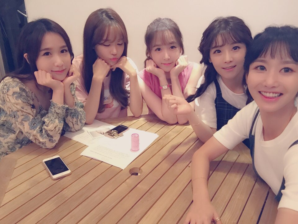 crayonpop's tweet image. 오늘 밤 9시!!! 크레용팝의 두번째 V LIVE가 시작되오니 많은 시청바랍니다♥