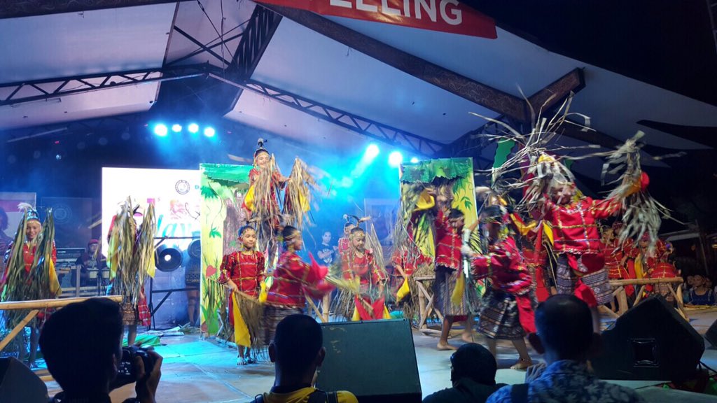kadayawan2016's tweet photo. Tribuhanong Pasundayag @ Rizal Park. ( Photos from Elena Gementiza) https://t.co/016C99xUM6