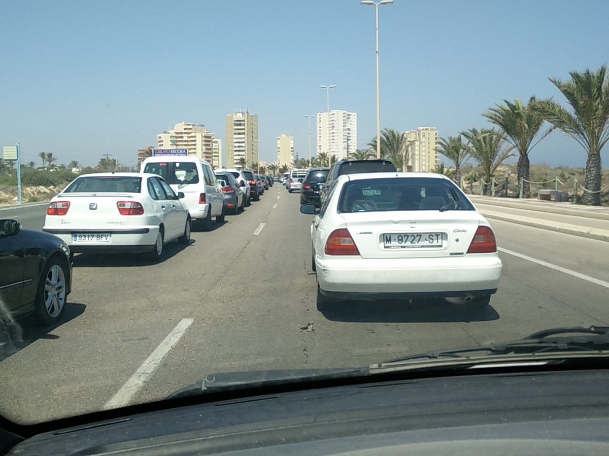 La_Manga_hoy's tweet image. Las retenciones son ya habituales en la entrada de #LaManga la @PoliciaLocalCT parece desistir de regular trafico
