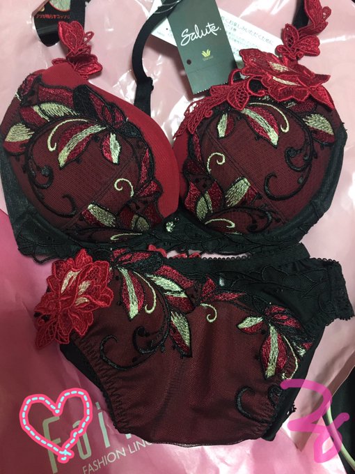 きょうも体調悪い！ 雨のせいだあー！！！☔️  頭痛薬飲んでも飲んでもԅ (>﹏< ԅ)  そして目眩するԅ (>﹏< ԅ)  saluteがセールしてたから 買ったの&epsilon;(｡･&times;･｡)з 派手すぎない赤と黒❤️<a href="/tag/%E3%83%8F%E3%83%AD%E3%82%A6%E3%82%A3%E3%83%B3"class="tags"><span>#ハロウィン</span></a><a href="/tag/%E3%82%B3%E3%82%B9%E3%83%97%E3%83%AC%E3%81%AF%E3%81%97%E3%81%A6%E3%81%AA%E3%81%84"class="tags"><span>#コスプレはしてない</span></a><a href="/tag/%E6%AF%8E%E6%97%A5%E3%81%8C%E3%82%B3%E3%82%B9%E3%83%97%E3%83%AC%E3%81%A0%E3%81%A3%E3%81%9Fav%E5%A5%B3%E5%84%AA%E3%81%A0%E3%81%A3%E3%81%9F%E4%BA%BA"class="tags"><span>#毎日がコスプレだったav女優だった人</span></a>