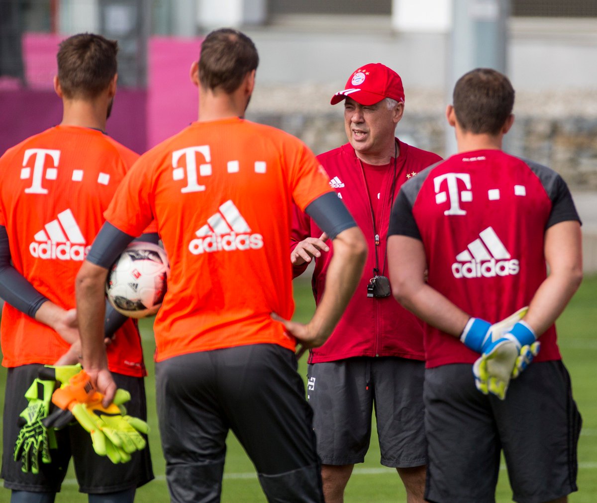 Heute im Programm beim #FCBayern:
⚽️ Abschlusstraining vor #FCCFCB
🎥 <a href="/MrAncelotti/">Carlo Ancelotti</a>-PK (12.30)
Gute Unterhaltung! 🍿
