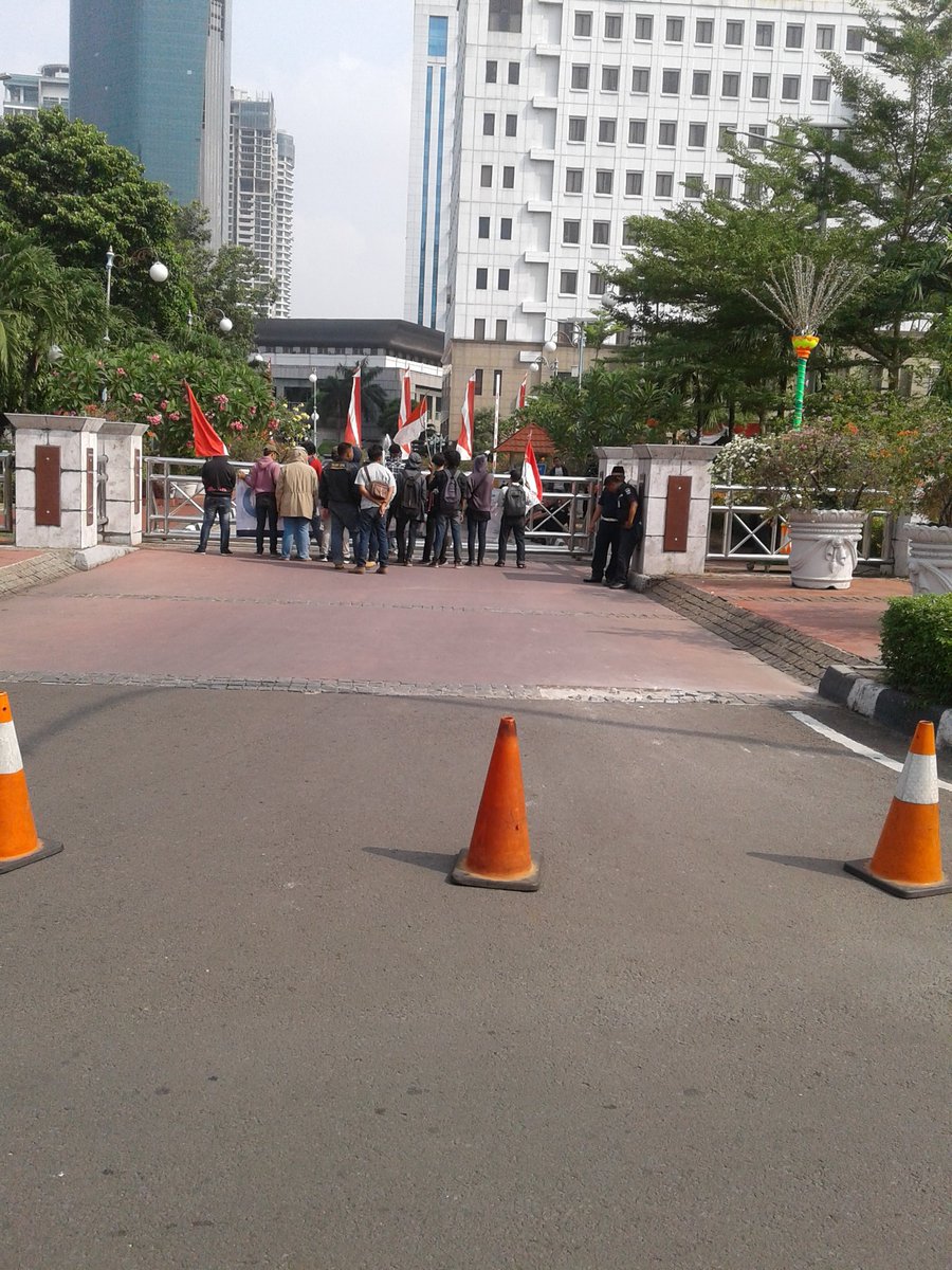 anangcilacap's tweet photo. @RadioElshinta ada aksi demo mahasiswa di depan walikota jakarta barat,lalin tersendat sudah ada petugas kepolisian https://t.co/9BffTFTmPd