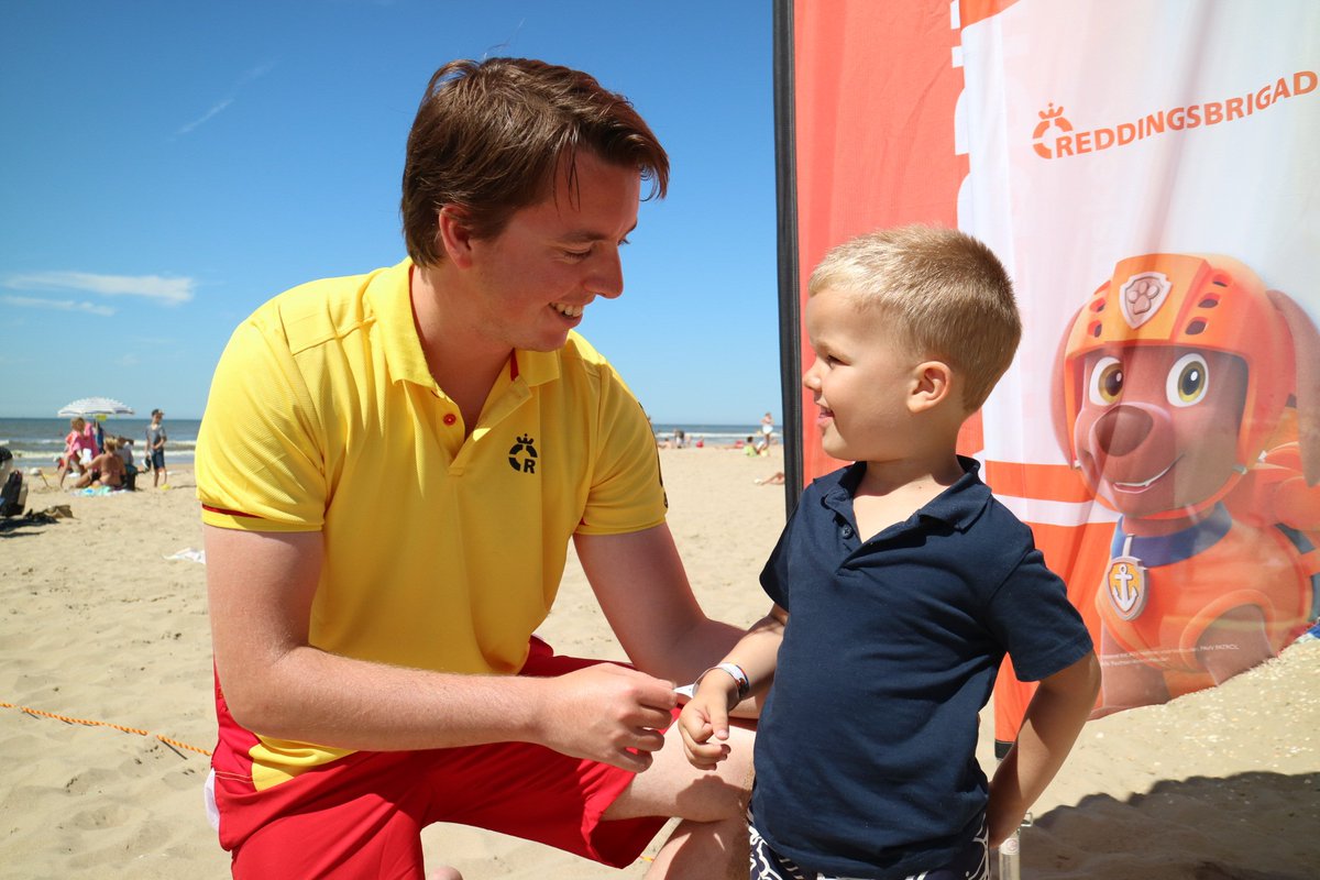 KNBRD's tweet image. Doe uw kind een 06-polsbandje om in de verwachte drukte aan het water! Gratis te halen bij de Reddingsbrigadeposten.