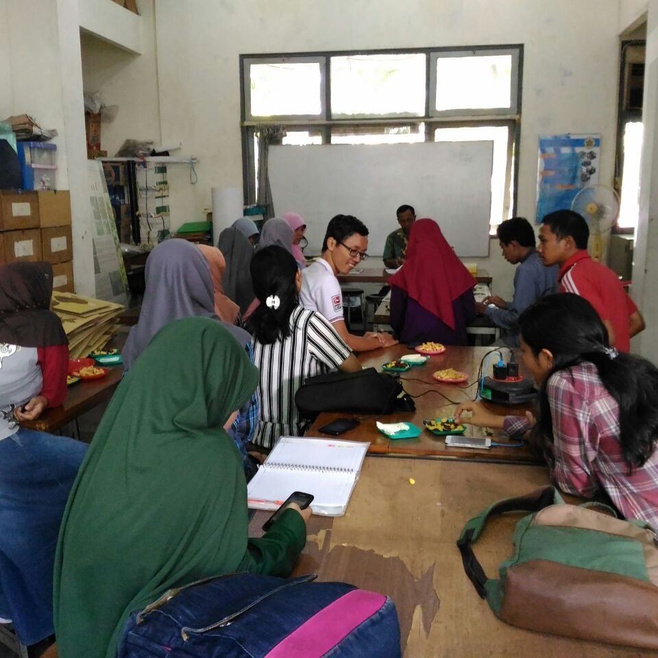 FSCFKT's tweet photo. Diskusi bersama Bp. Wiyono di Laboratorium Dendrologi tentang spesies invasi.
.
#penelitian #spesies #invasif #fsc https://t.co/Qy5hPYw2DU