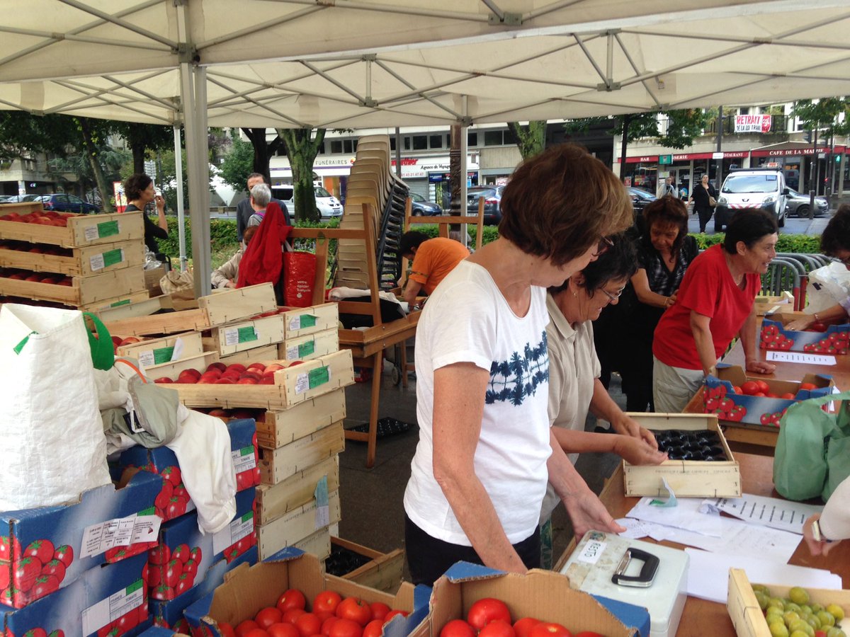 romain_marchand's tweet image. Les militants communistes au charbon depuis l&apos;aube pour la vente solidaire de fruits et légumes. #multifonctions 🙂