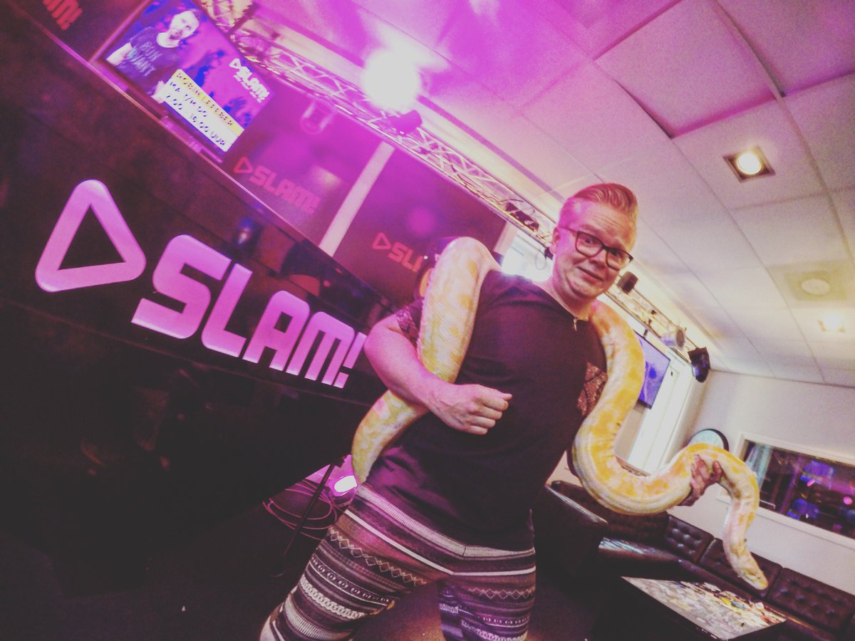 slamofficial's tweet image. De allerlaatste #Snapchallenge: zing een liedje met SLAMMY de slang om je nek! Volg slamofficial op Snapchat! 😂🐉