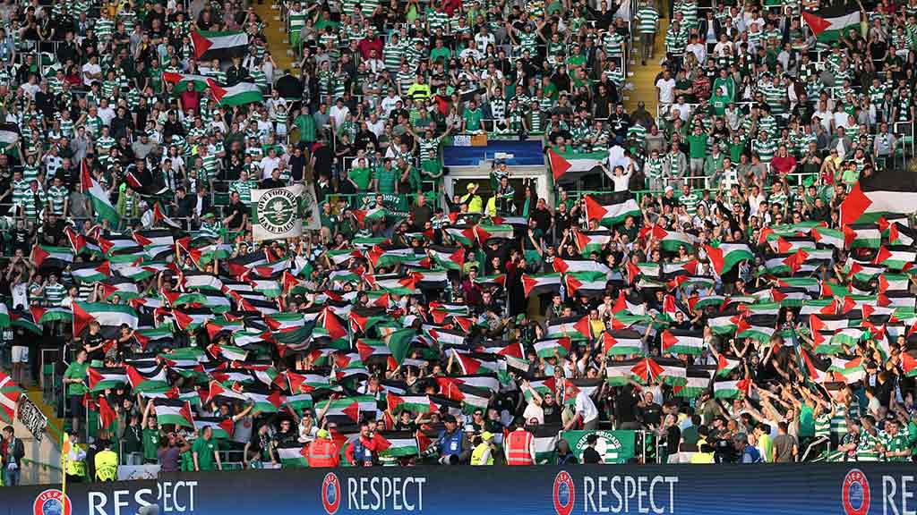 islammemo_cc's tweet photo. #صور.. جماهير سيلتك تصدم فريق الكيان الصهيوني بالأعلام #الفلسطينية
#مفكرة_الإسلام https://t.co/2X8loHf60N