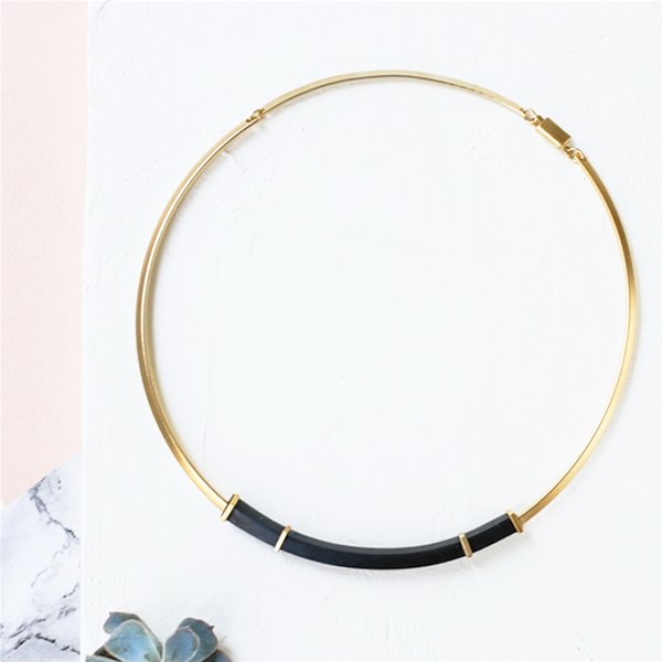 ShlomitOfir's tweet photo. The '90s #choker trend just got a refined twist with this #newcollection beauty>> https://t.co/LzFUgS26wN https://t.co/d4WzRvX4VN