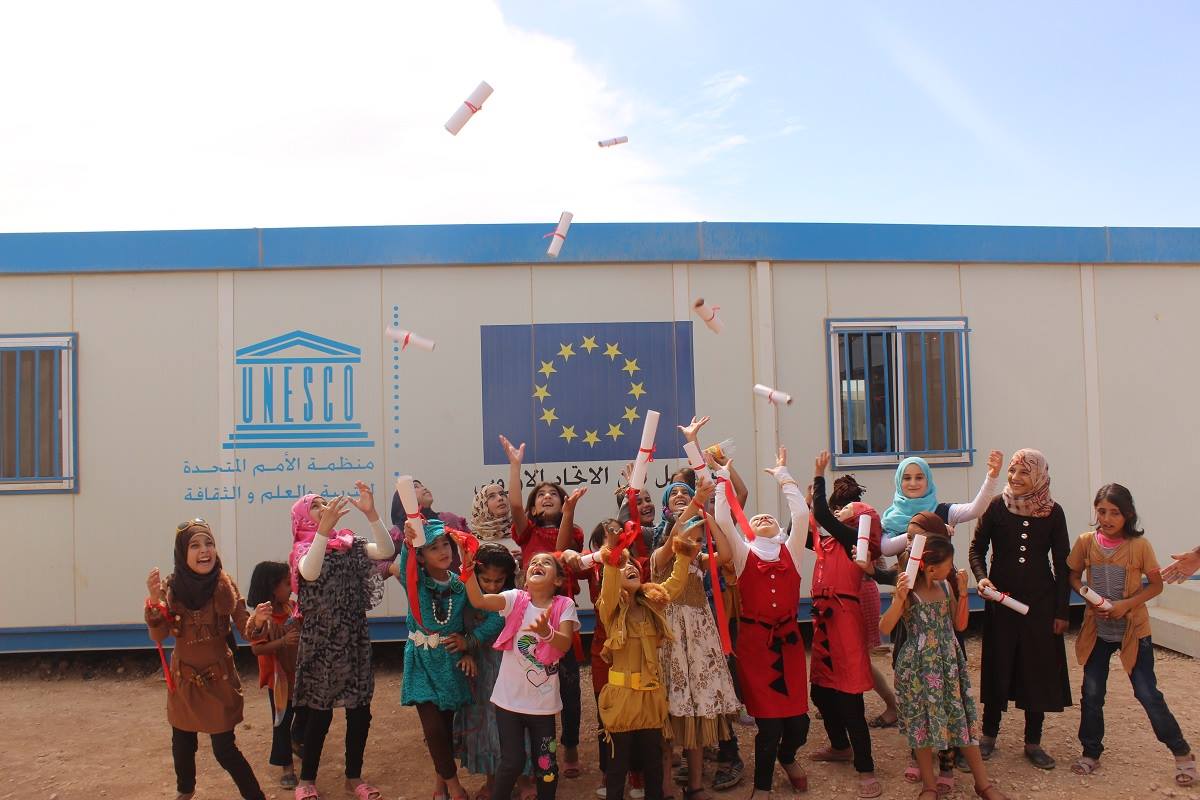 WarChildUK's tweet image. Hoping that everyone getting #alevelresults is celebrating like these Syrian girls who have passed their exams!