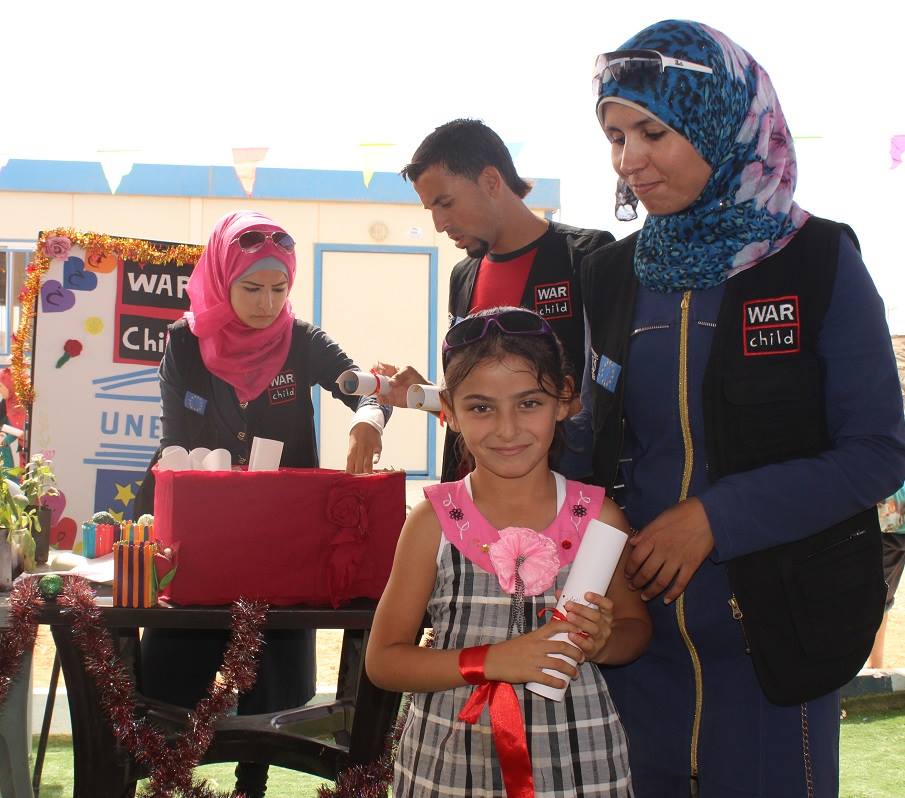 WarChildUK's tweet image. Hoping that everyone getting #alevelresults is celebrating like these Syrian girls who have passed their exams!