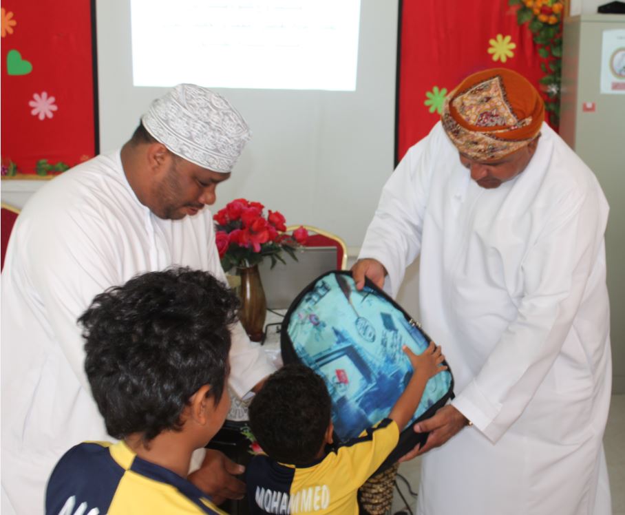 NB_Municipality's tweet photo. قامت بلديه الخابورة بتوزيع الحقائب المدرسيه لبعض أسر الضمان الاجتماعي بالولايه.. https://t.co/zr8dBSvTaz