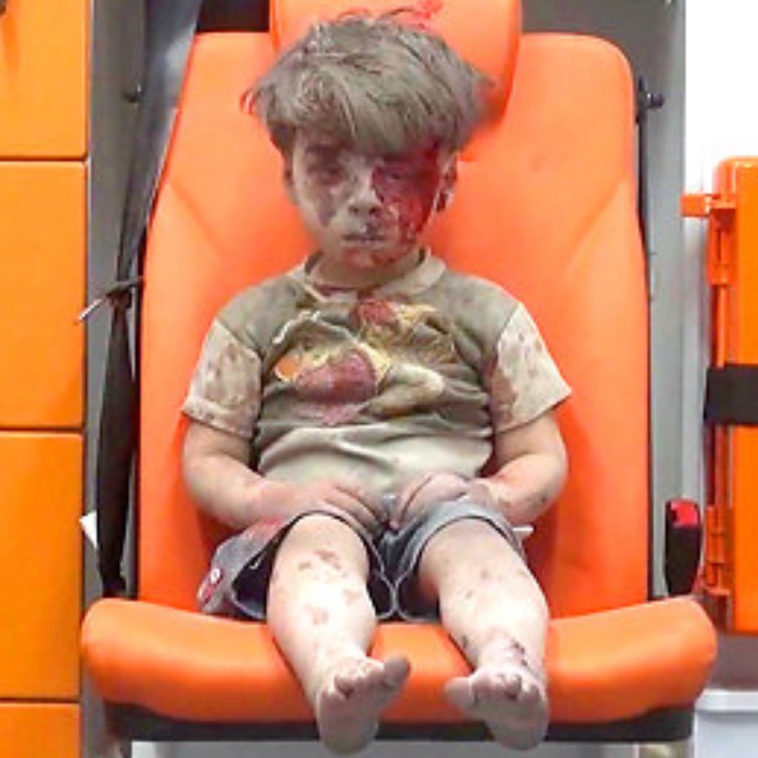 WasimZahid's tweet photo. Omran. Gravd opp fra ruiner i Aleppo etter ny bombing. Alene i ambulansen, ingen tårer, ingen gråt. Fem år gammel! https://t.co/grZfxIqYH0