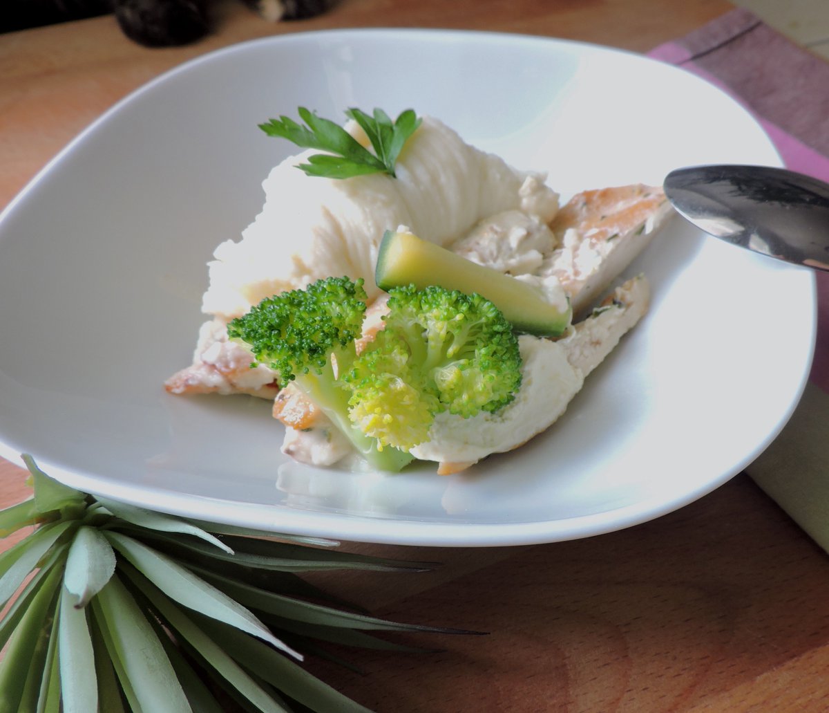 HealthFactoryAE's tweet image. Double tap if you're a mashed potato fan! || This honey chicken dish with veggies and mashed potato is simply 💯